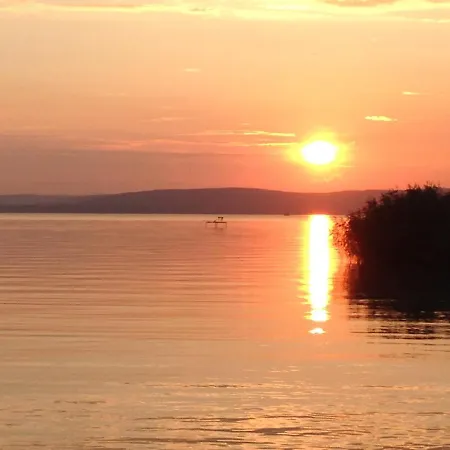 In Balaton 26368 Apartamento Szántód